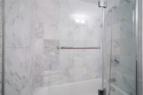 Condo in Miami, Florida, 1 bedroom № 2176593 - photo 25
