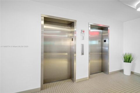 Condo in Miami, Florida, 1 bedroom № 2176593 - photo 28