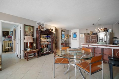 Condo in Miami, Florida, 1 bedroom № 2176593 - photo 12
