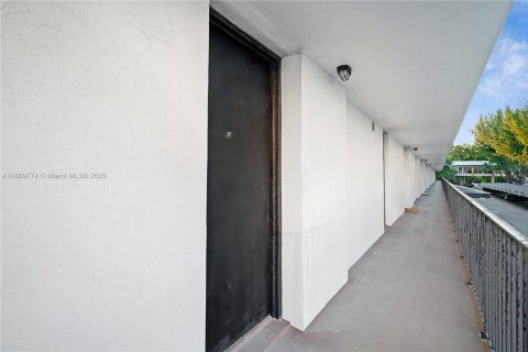 Condo in Miami, Florida, 1 bedroom № 2176593 - photo 26