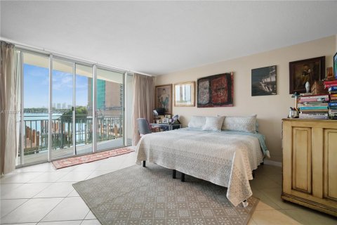 Condo in Miami, Florida, 1 bedroom № 2176593 - photo 13