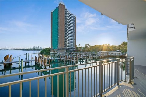 Condo in Miami, Florida, 1 bedroom № 2176593 - photo 22