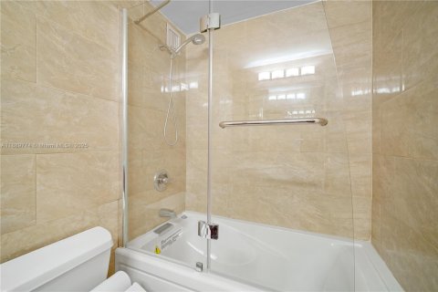 Condo in Miami, Florida, 1 bedroom № 2176593 - photo 17