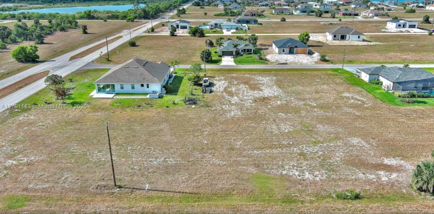 Terrain à Cape Coral, Floride № 1958990