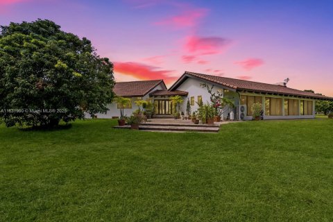 House in Miami, Florida 4 bedrooms, 399.11 sq.m. № 1809037 - photo 1