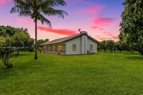 House in Miami, Florida 4 bedrooms, 399.11 sq.m. № 1809037 - photo 17