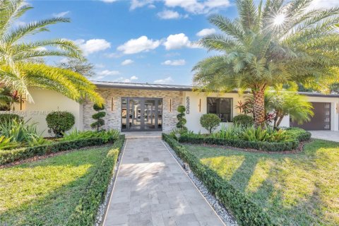 House in Plantation, Florida 3 bedrooms, 142.14 sq.m. № 2004453 - photo 2