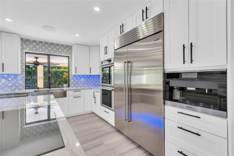 House in Plantation, Florida 3 bedrooms, 142.14 sq.m. № 2004453 - photo 11