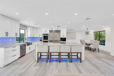 House in Plantation, Florida 3 bedrooms, 142.14 sq.m. № 2004453 - photo 8