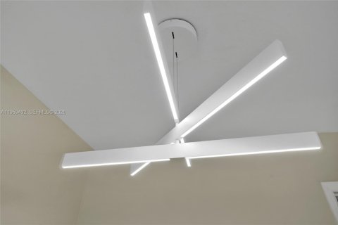 Commercial property in Fort Lauderdale, Florida 158.68 sq.m. № 2010086 - photo 20