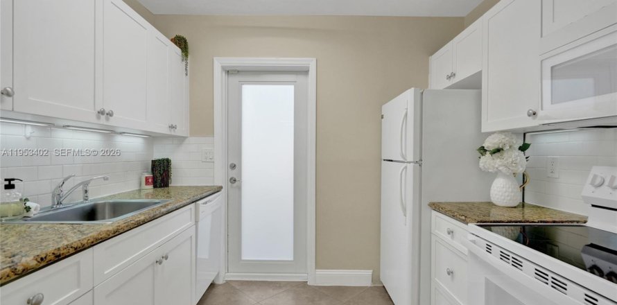 Commercial property in Fort Lauderdale, Florida 158.68 sq.m. № 2010086