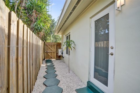 Commercial property in Fort Lauderdale, Florida 158.68 sq.m. № 2010086 - photo 25