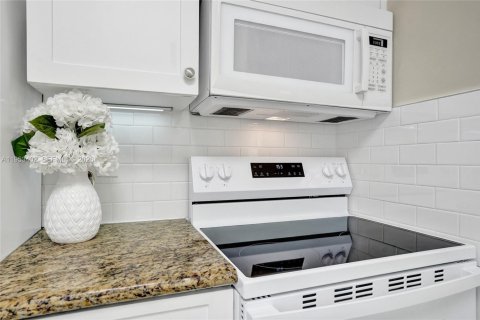 Commercial property in Fort Lauderdale, Florida 158.68 sq.m. № 2010086 - photo 7