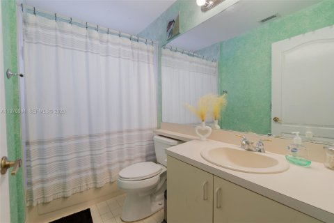 House in Margate, Florida 3 bedrooms, 145.02 sq.m. № 2274264 - photo 18
