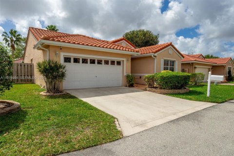 House in Margate, Florida 3 bedrooms, 145.02 sq.m. № 2274264 - photo 2