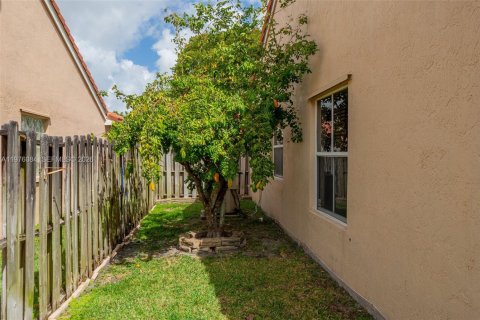 House in Margate, Florida 3 bedrooms, 145.02 sq.m. № 2274264 - photo 25