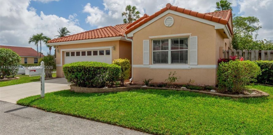 House in Margate, Florida 3 bedrooms, 145.02 sq.m. № 2274264