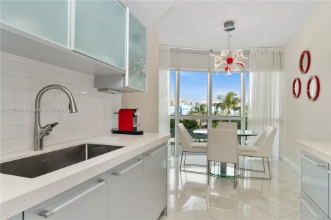 Condo in Sunny Isles Beach, Florida, 2 bedrooms  № 1713196 - photo 11