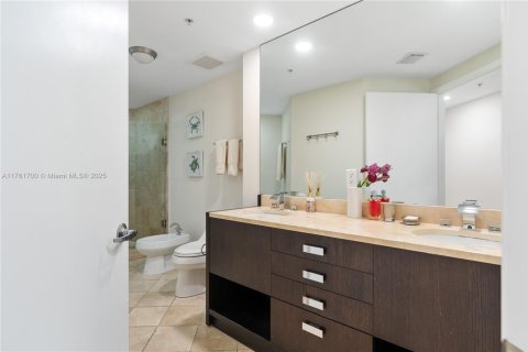 Condo in Sunny Isles Beach, Florida, 2 bedrooms  № 1713196 - photo 21