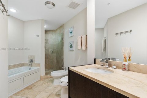 Condo in Sunny Isles Beach, Florida, 2 bedrooms  № 1713196 - photo 30
