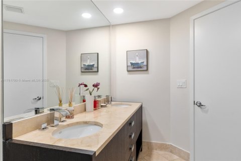 Condo in Sunny Isles Beach, Florida, 2 bedrooms  № 1713196 - photo 23