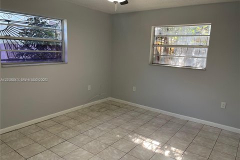 Immobilier commercial à vendre à Miami, Floride: 191.1 m2 № 2170907 - photo 4