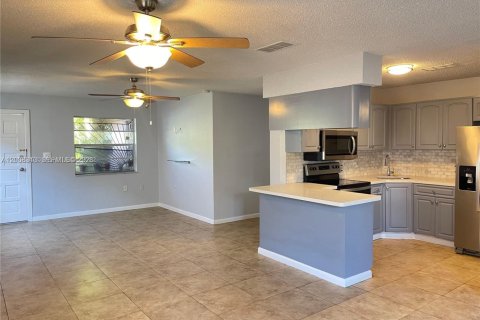 Immobilier commercial à vendre à Miami, Floride: 191.1 m2 № 2170907 - photo 2