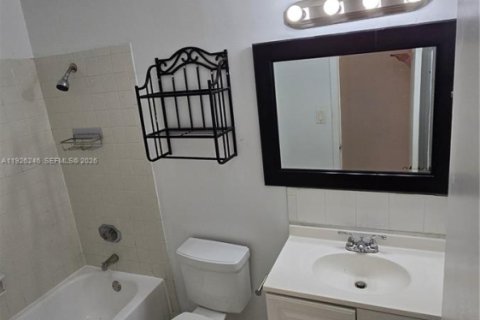Condo in Miami, Florida, 2 bedrooms  № 1984545 - photo 10