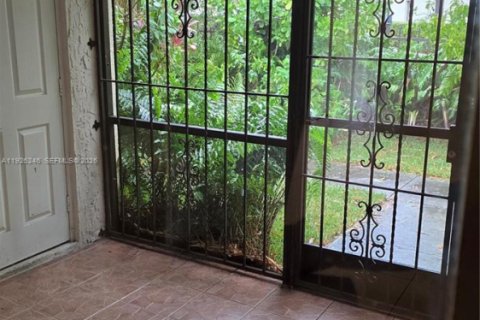 Condo in Miami, Florida, 2 bedrooms  № 1984545 - photo 9