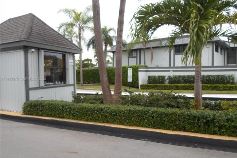 Condominio en alquiler en Miami, Florida, 2 dormitorios, 98.94 m2 № 2009848 - foto 2