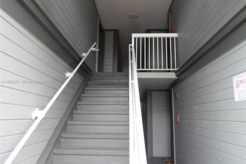 Condominio en alquiler en Miami, Florida, 2 dormitorios, 98.94 m2 № 2009848 - foto 7