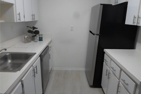 Condominio en alquiler en Miami, Florida, 2 dormitorios, 98.94 m2 № 2009848 - foto 16