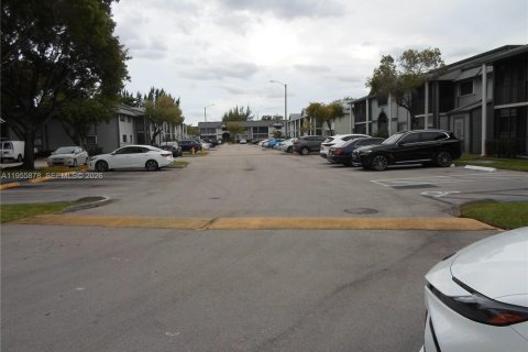 Condominio en alquiler en Miami, Florida, 2 dormitorios, 98.94 m2 № 2009848 - foto 3