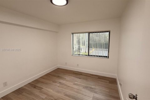 Condo in Hollywood, Florida, 2 bedrooms № 1988131 - photo 9