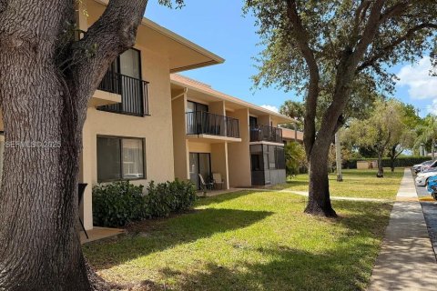 Condo in Hollywood, Florida, 2 bedrooms № 1988131 - photo 12