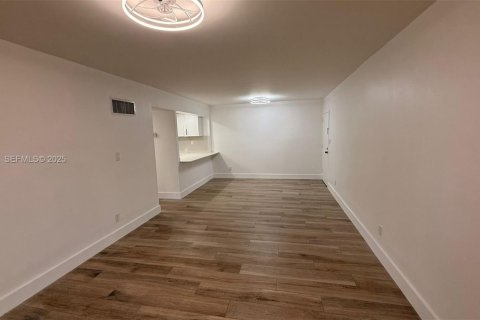 Condo in Hollywood, Florida, 2 bedrooms № 1988131 - photo 2