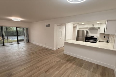 Condo in Hollywood, Florida, 2 bedrooms № 1988131 - photo 1