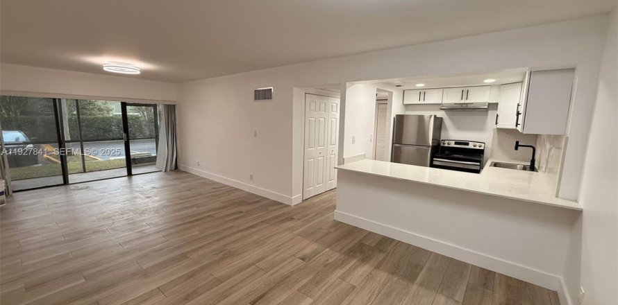 Condo in Hollywood, Florida, 2 bedrooms № 1988131