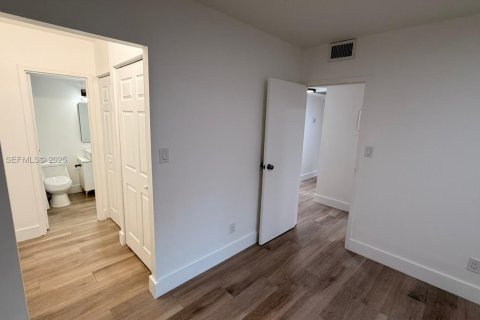 Condo in Hollywood, Florida, 2 bedrooms № 1988131 - photo 8