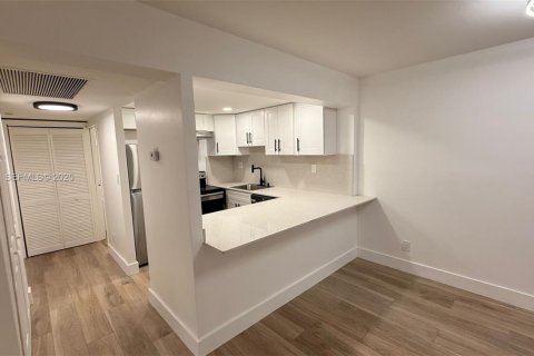 Condo in Hollywood, Florida, 2 bedrooms № 1988131 - photo 3