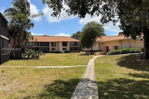 Condo in Hollywood, Florida, 2 bedrooms № 1988131 - photo 13