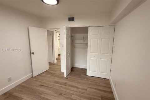 Condo in Hollywood, Florida, 2 bedrooms № 1988131 - photo 11