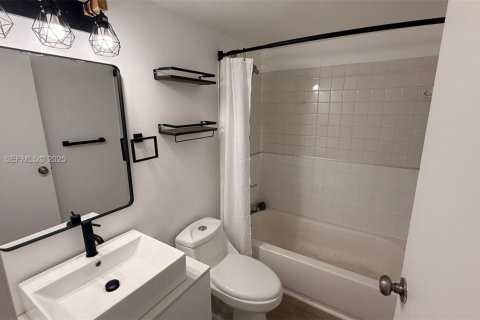 Condo in Hollywood, Florida, 2 bedrooms № 1988131 - photo 10