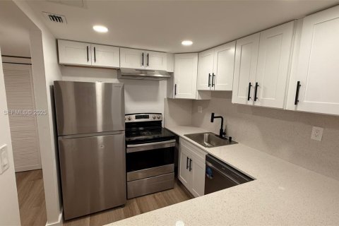 Condo in Hollywood, Florida, 2 bedrooms № 1988131 - photo 4