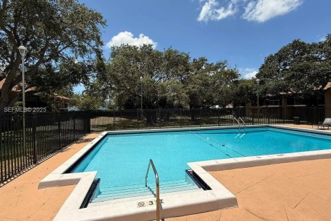 Condo in Hollywood, Florida, 2 bedrooms № 1988131 - photo 15