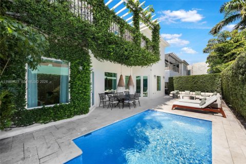 Casa en Miami, Florida 5 dormitorios, 381.46 m2 № 2051911