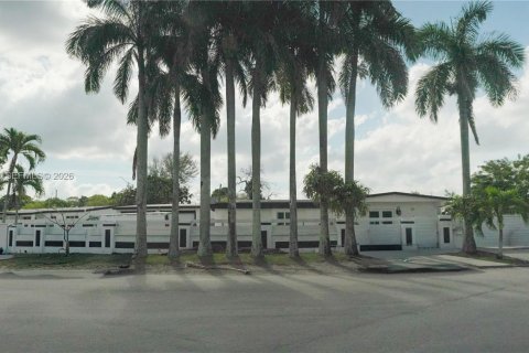 House in Miami, Florida 8 bedrooms, 206.71 sq.m. № 2045586