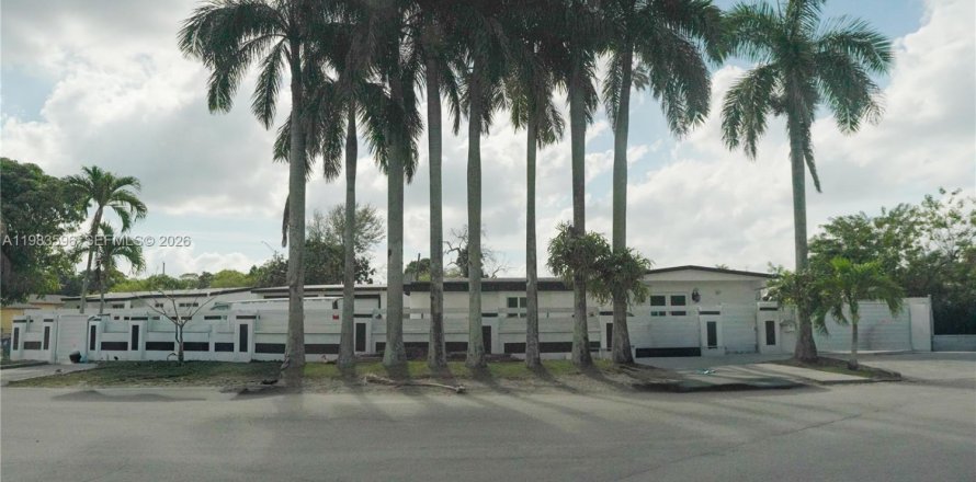 House in Miami, Florida 8 bedrooms, 206.71 sq.m. № 2045586