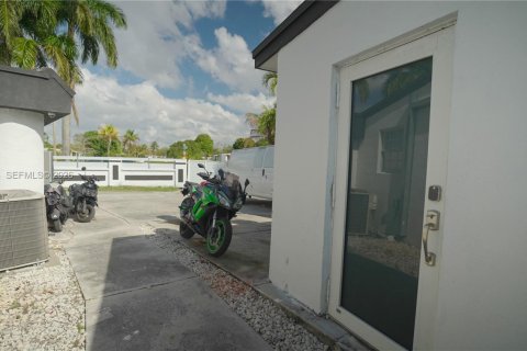 House in Miami, Florida 8 bedrooms, 206.71 sq.m. № 2045586 - photo 13