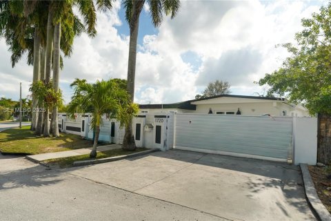 House in Miami, Florida 8 bedrooms, 206.71 sq.m. № 2045586 - photo 3